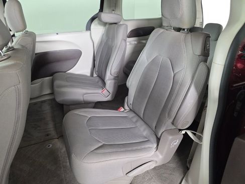 Used 2021 Chrysler Pacifica Touring image 28