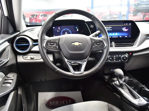 Used 2025 Chevrolet Trax LT w/ LT Convenience Package FWD image 8