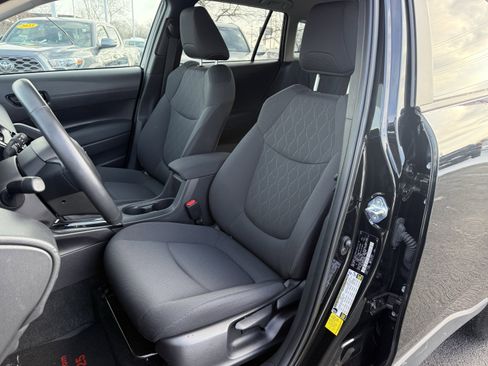 Certified 2022 Toyota Corolla Cross LE image 14