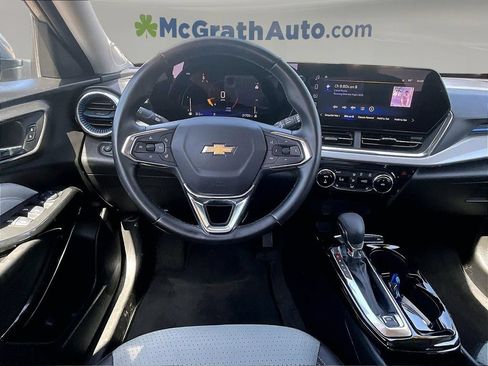 Used 2025 Chevrolet Trax LT w/ LT Convenience Package FWD image 10
