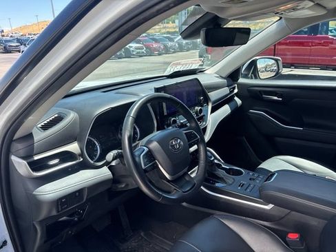 Used 2023 Toyota Highlander XLE AWD/4WD image 9