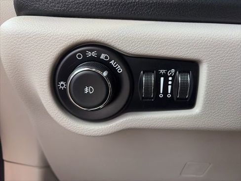 Certified 2019 Chrysler Pacifica Limited w/ Tire & Wheel Group image 15