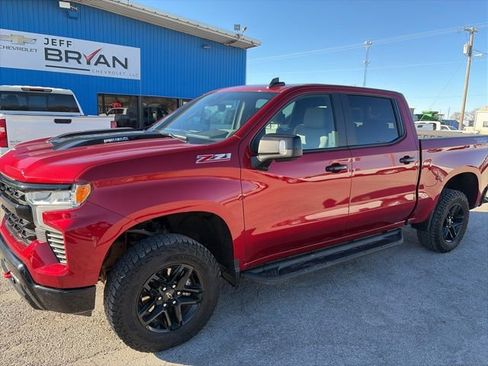 Used 2024 Chevrolet Silverado 1500 LT Trail Boss w/ LT Trail Boss Premium Package AWD/4WD image 2