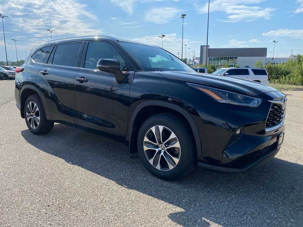 Used 2021 Toyota Highlander XLE AWD/4WD image 24
