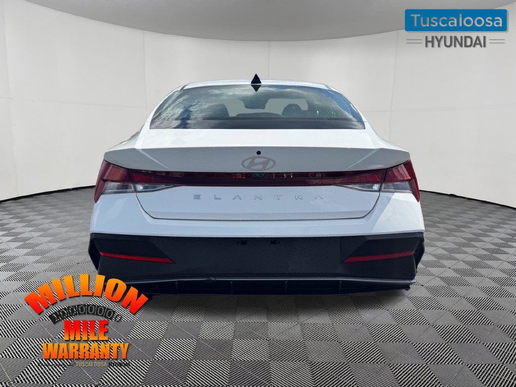 Used 2025 Hyundai Elantra SE FWD image 4