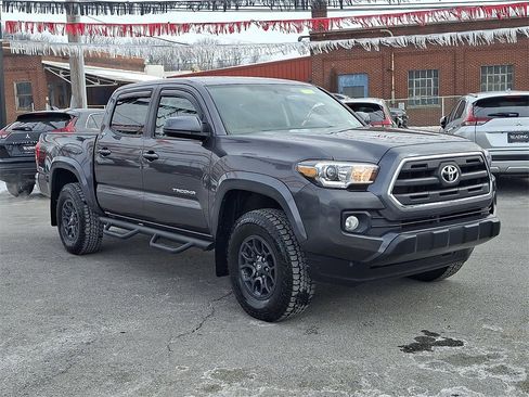 Used 2017 Toyota Tacoma SR5 w/ Tow Package image 4