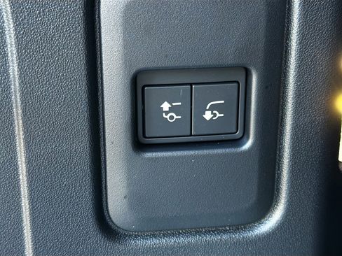 New 2026 Land Rover Defender 130 X-Dynamic SE image 12