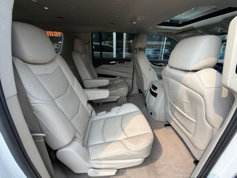 Used 2017 Cadillac Escalade ESV Luxury AWD/4WD image 16