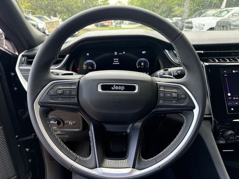 Used 2025 Jeep Grand Cherokee Laredo RWD image 23