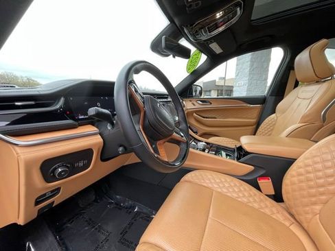 Used 2023 Jeep Grand Cherokee L Summit AWD/4WD image 11
