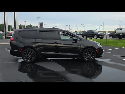 Used 2020 Chrysler Pacifica Touring-L Plus w/ S Appearance Package image 9