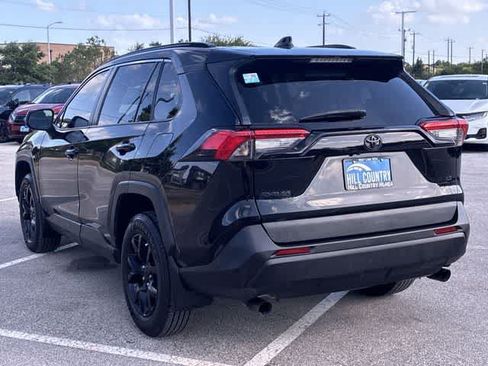 Used 2021 Toyota RAV4 LE FWD image 4