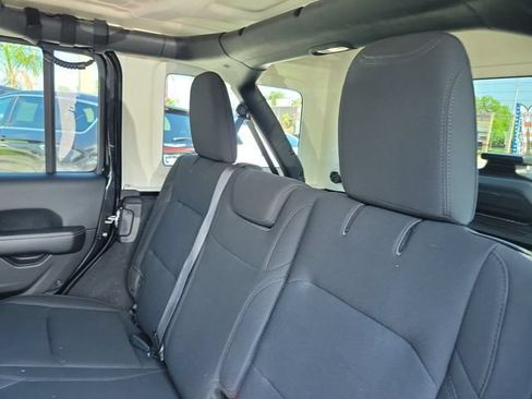 Used 2018 Jeep Wrangler Unlimited Sahara w/ LED Lighting Group AWD/4WD image 10