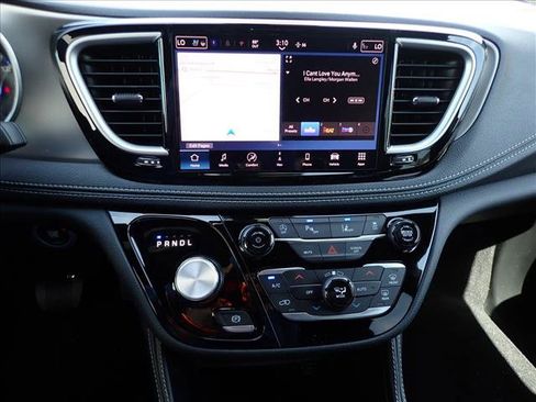 New 2027 Chrysler Pacifica Limited AWD/4WD image 18