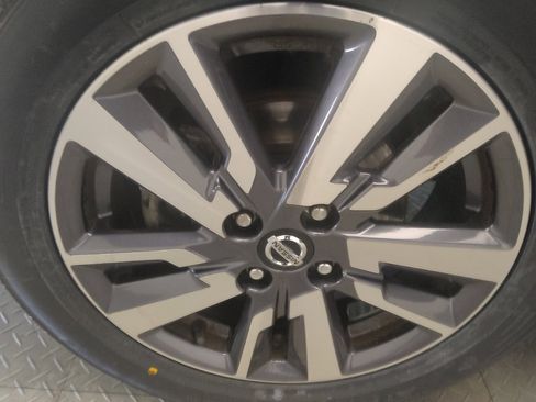 Used 2020 Nissan Versa SV FWD image 31