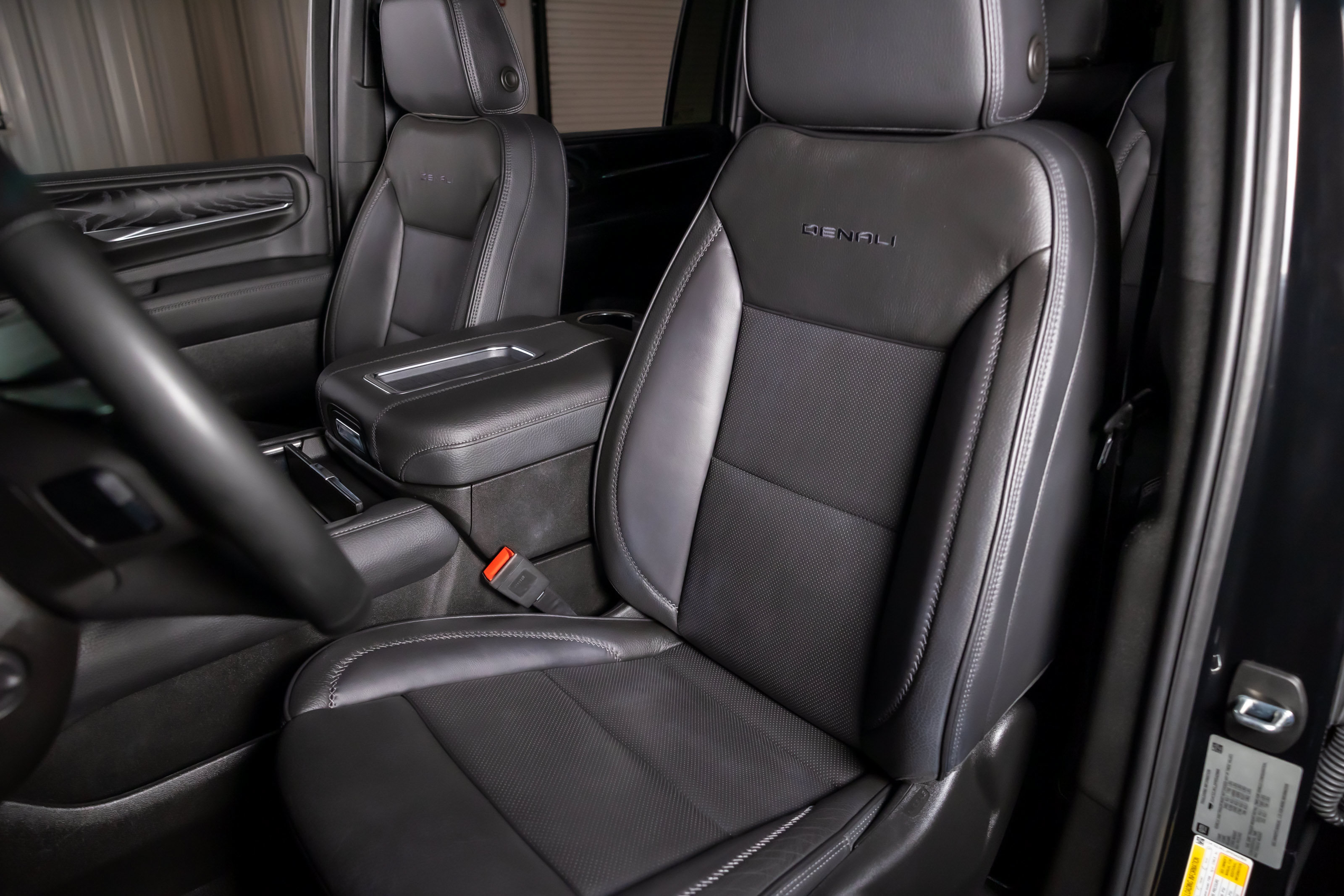 Used 2023 GMC Yukon XL Denali AWD/4WD image 5