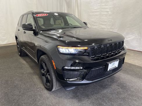 Used 2023 Jeep Grand Cherokee Limited w/ Black Appearance Package image 14