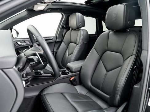 Used 2023 Porsche Macan Turbo image 5