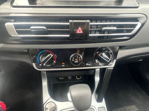 Used 2021 Kia Seltos LX image 24