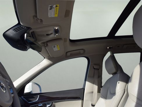 Used 2019 Volvo XC90 T6 Momentum w/ Protection Package Premier image 14