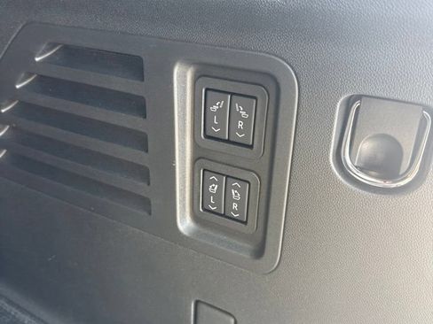 Used 2025 Chevrolet Traverse RS FWD image 4