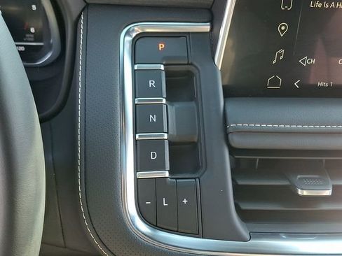 Used 2023 GMC Yukon SLT w/ SLT Premium Package image 16