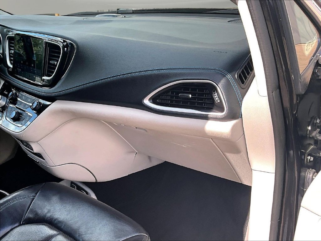 Used 2021 Chrysler Pacifica Touring-L w/ Uconnect Theater Family Group FWD image 29