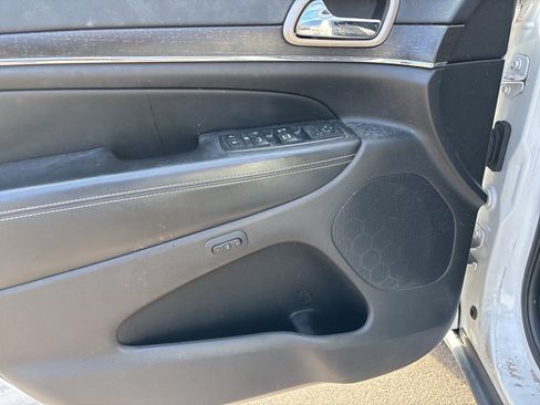 Used 2017 Jeep Grand Cherokee Limited image 8