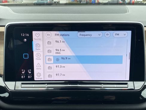 Used 2025 Volkswagen Atlas SE image 16