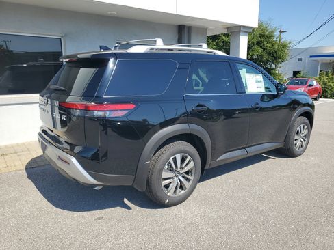 New 2025 Nissan Pathfinder SL image 3