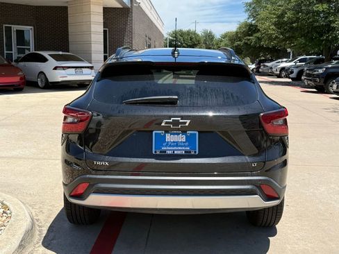 Used 2024 Chevrolet Trax LT w/ Driver Confidence Package FWD image 4