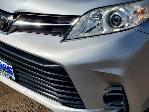 Used 2018 Toyota Sienna LE image 5