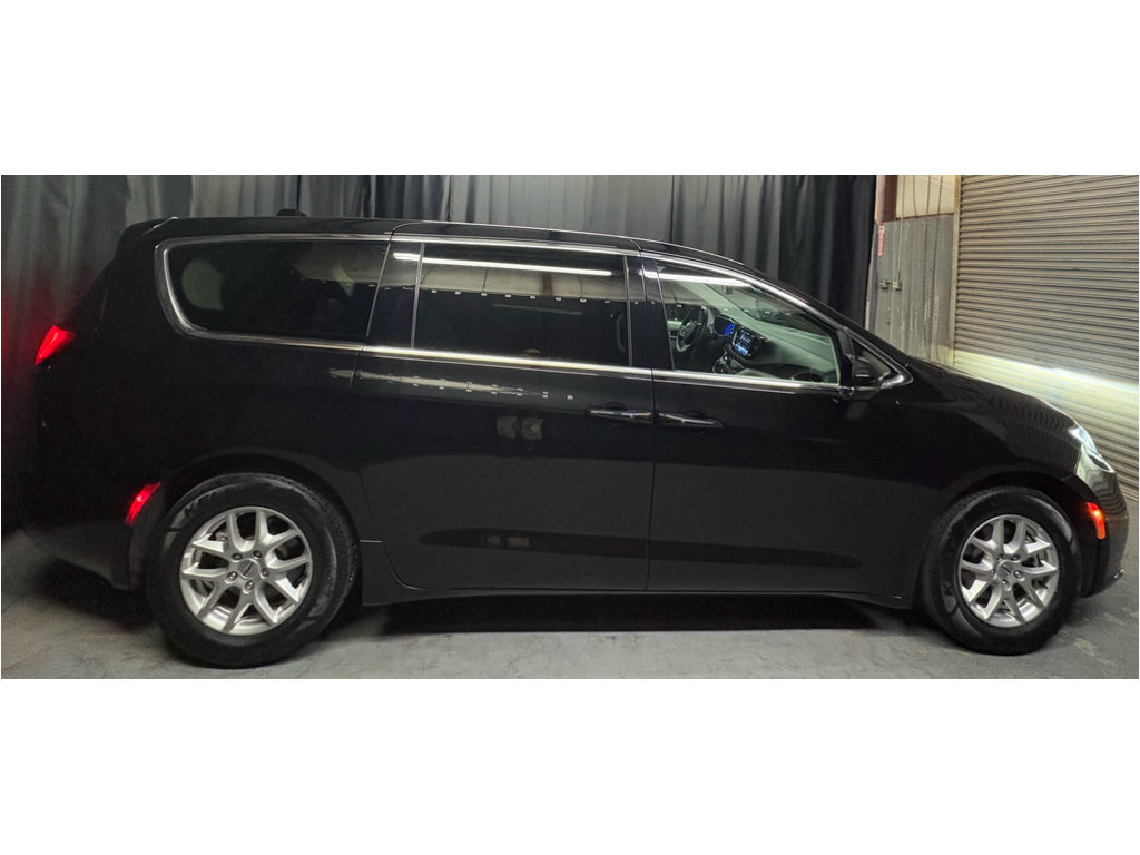 Used 2024 Chrysler Pacifica Touring-L FWD image 4