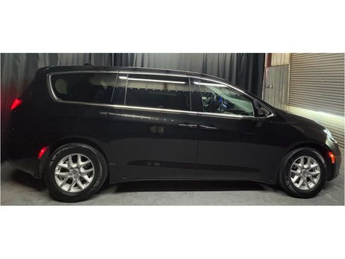 Used 2024 Chrysler Pacifica Touring-L FWD image 4