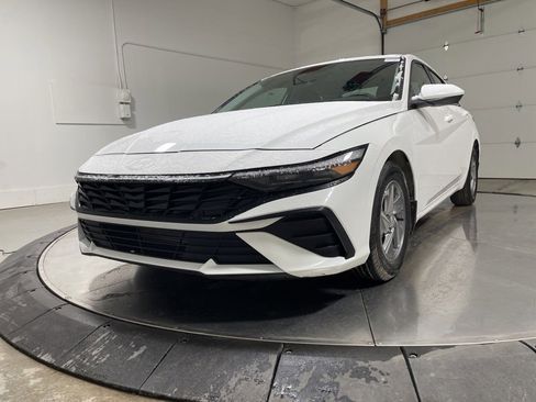 Used 2024 Hyundai Elantra SE image 3