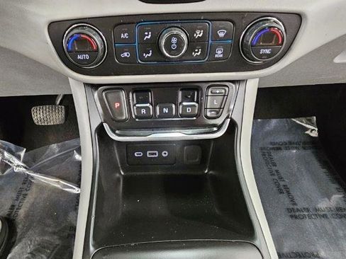 Used 2019 GMC Terrain SLE w/ Driver Convenience Package AWD/4WD image 18