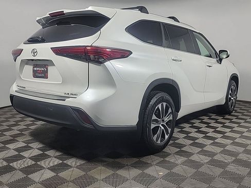Used 2023 Toyota Highlander XLE AWD/4WD image 3