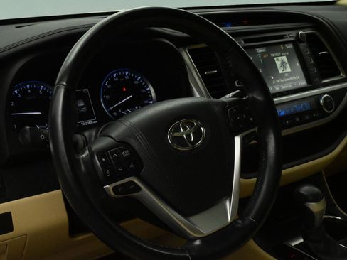 Used 2017 Toyota Highlander XLE AWD/4WD image 18