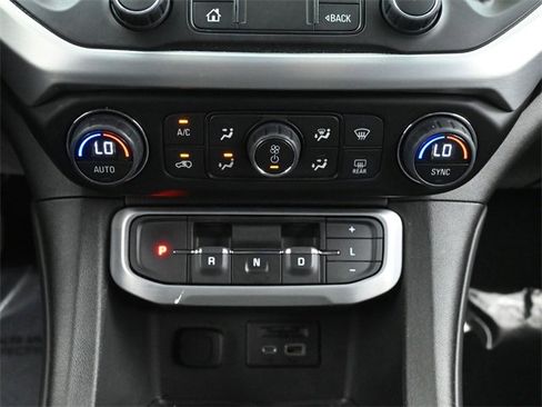 Used 2023 GMC Acadia SLT image 34