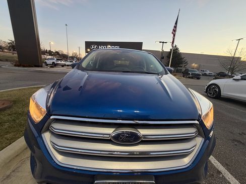 Used 2019 Ford Escape SE image 4