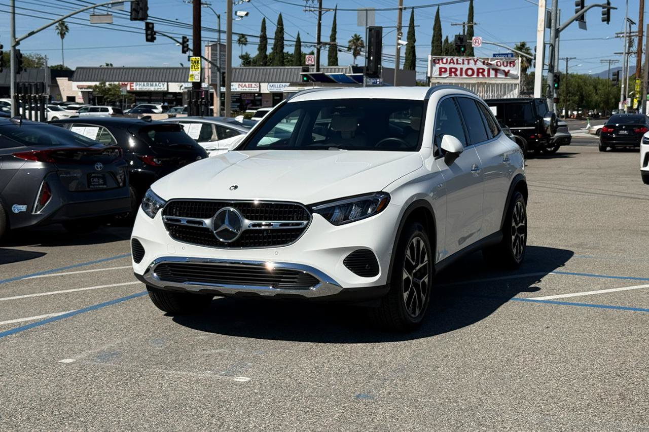 Used 2025 Mercedes-Benz GLC 350e 4MATIC image 2
