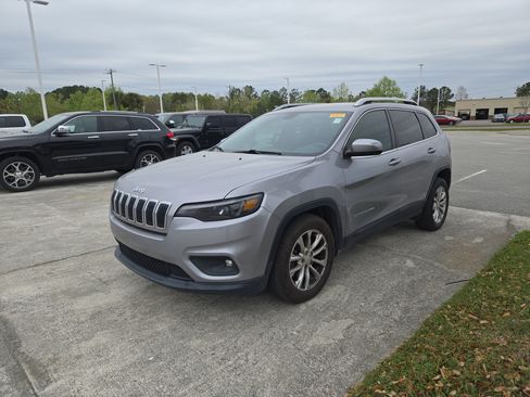 Used 2019 Jeep Cherokee Latitude w/ Popular Appearance Group image 2