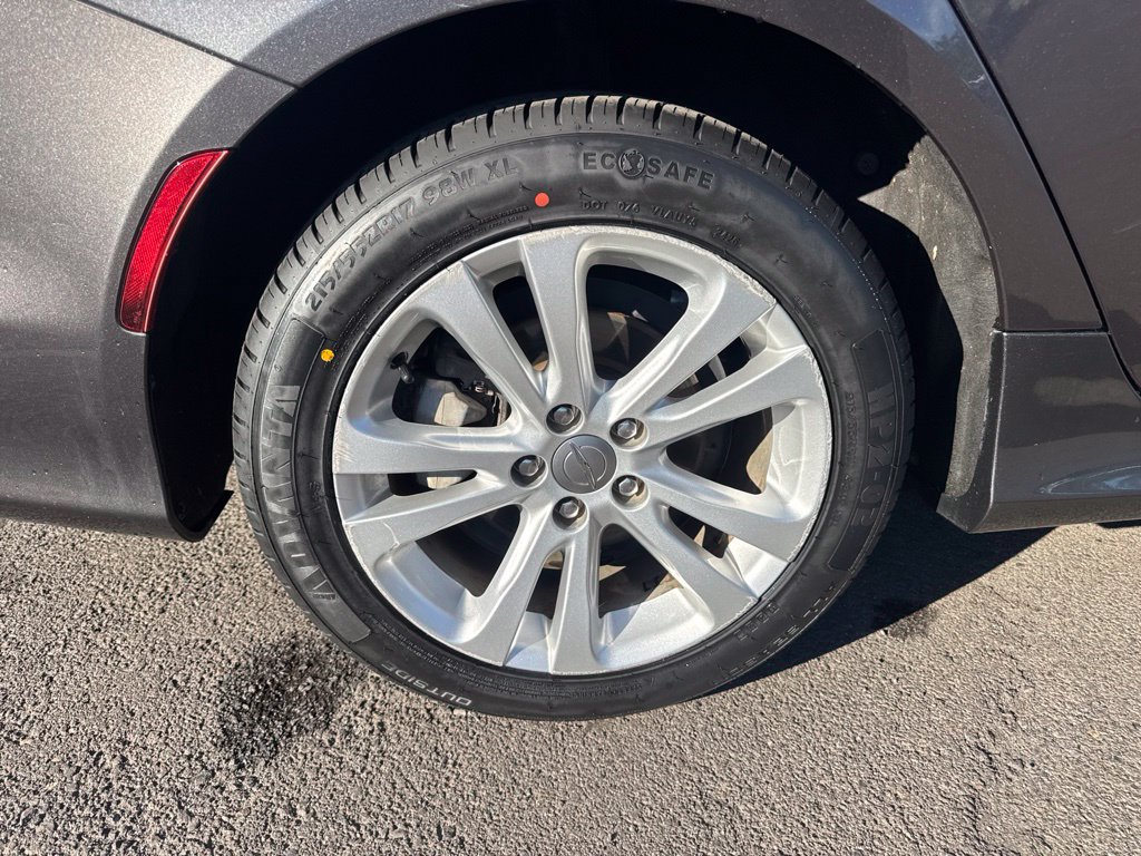 Used 2015 Chrysler 200 Limited FWD image 9