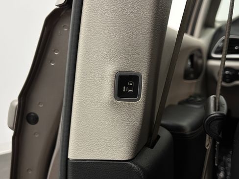 Used 2017 Chrysler Pacifica Touring-L w/ Tire & Wheel Group image 27