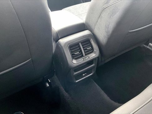 Used 2024 Volkswagen Taos SE image 33