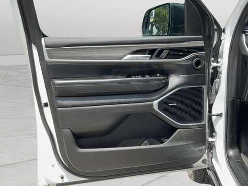 Certified 2024 Jeep Wagoneer Series II w/ Flexible Seating Group RWD image 18