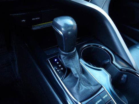 Used 2020 Toyota Camry SE w/ Sunroof Package image 26