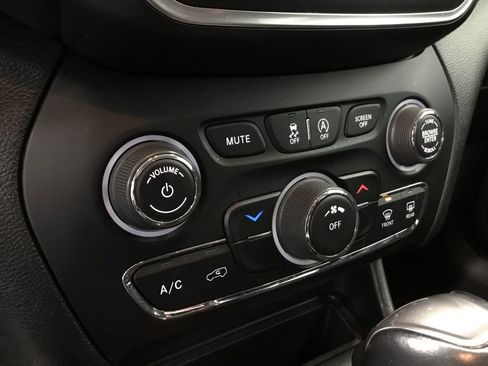 Used 2022 Jeep Cherokee Latitude w/ Trailer Tow Group image 29