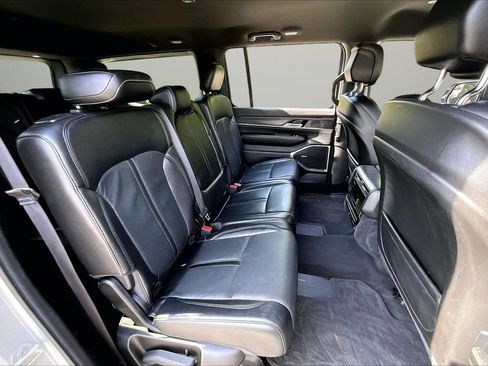 Certified 2024 Jeep Wagoneer Series II w/ Flexible Seating Group AWD/4WD image 23