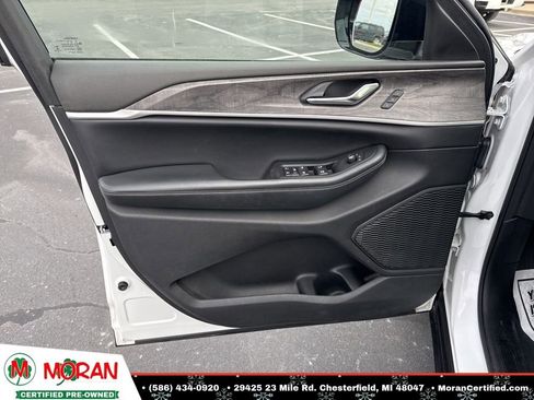 Used 2023 Jeep Grand Cherokee Limited image 9